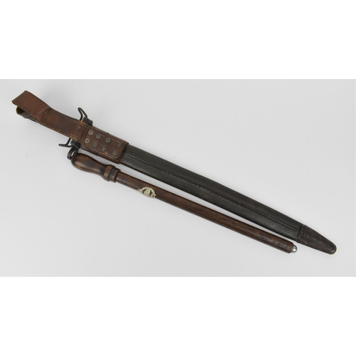 190 - An American 1918 model Remington bayonet and leather scabbard, the blade with '1918' and Remington, ... 