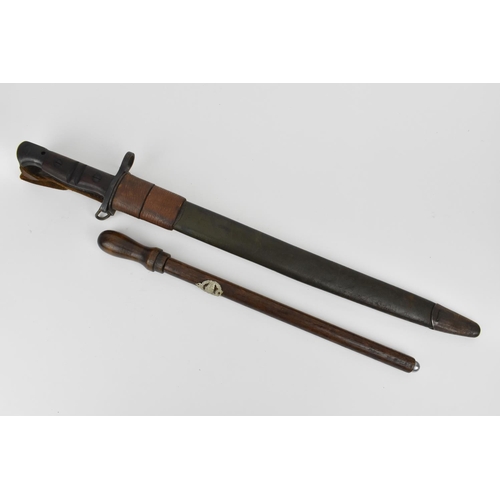 190 - An American 1918 model Remington bayonet and leather scabbard, the blade with '1918' and Remington, ... 