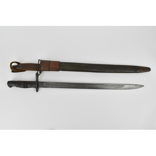 190 - An American 1918 model Remington bayonet and leather scabbard, the blade with '1918' and Remington, ... 