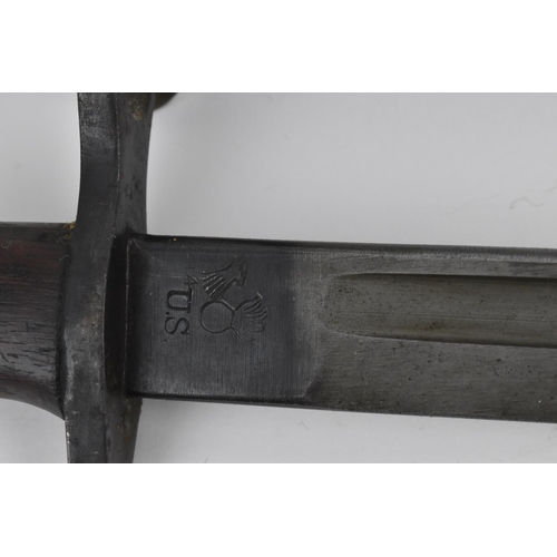 190 - An American 1918 model Remington bayonet and leather scabbard, the blade with '1918' and Remington, ... 