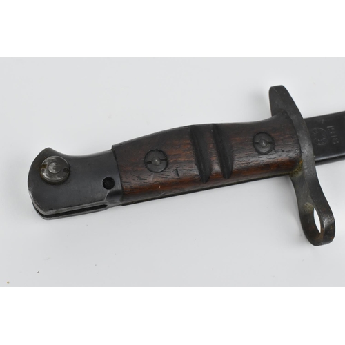 190 - An American 1918 model Remington bayonet and leather scabbard, the blade with '1918' and Remington, ... 