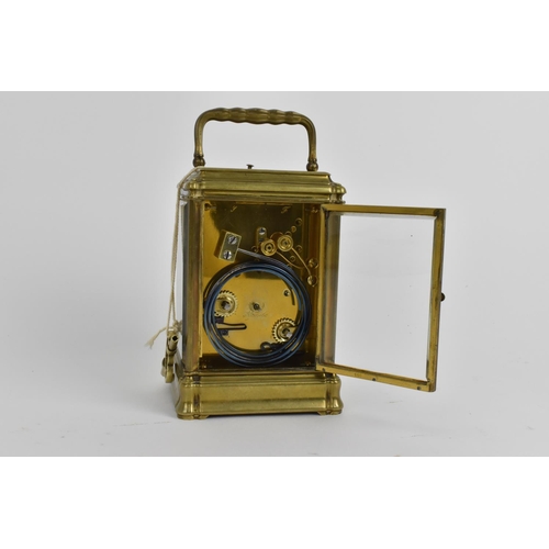 7 - A late 19th/early 20th century striking/repeating carriage clock in a gorge case with an English rat... 