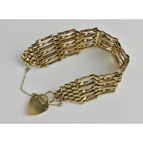 217 - A 9ct gold gatelink bracelet, with part twist detail to the links, with heart shaped locket clasp an... 