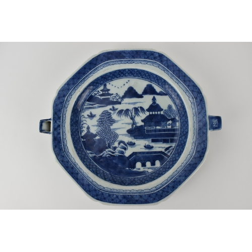 134 - A Chinese late Qing dynasty blue and white hot water plate, late 19th century of octagonal shape, de... 