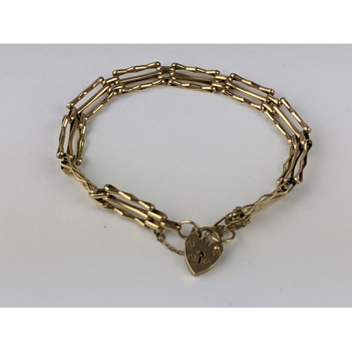 224 - A 9ct gold gate link bracelet with heart-shaped lock clasp, 8g