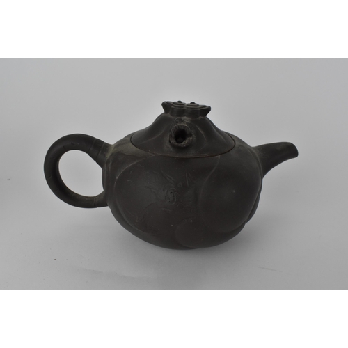 72 - A 20th century Chinese Yixing Zisha pottery teapot, marks to inside of the lid with an articulated d... 