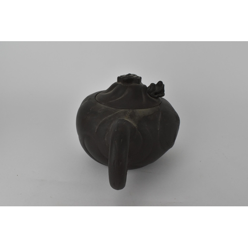 72 - A 20th century Chinese Yixing Zisha pottery teapot, marks to inside of the lid with an articulated d... 