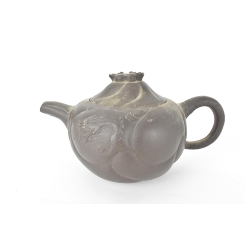 72 - A 20th century Chinese Yixing Zisha pottery teapot, marks to inside of the lid with an articulated d... 