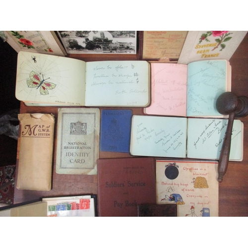 107 - A mixed lot to include early 20th century and later postcards housed in a wooden box to include embr... 