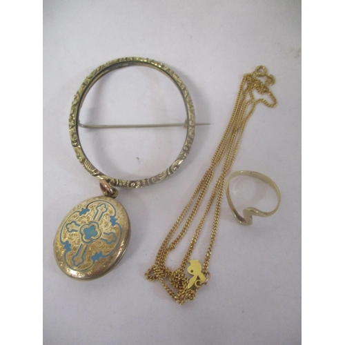 12 - Mixed jewellery to include a 9ct gold necklace, together with a yellow metal ring, locket and brooch... 