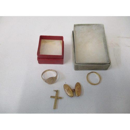120 - A selection of 22ct and 9ct gold jewellery to include a 22ct gold band 2.35g, a 9ct gold signet ring... 