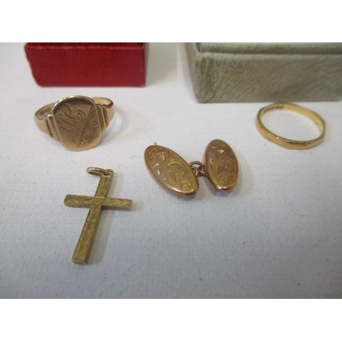 120 - A selection of 22ct and 9ct gold jewellery to include a 22ct gold band 2.35g, a 9ct gold signet ring... 