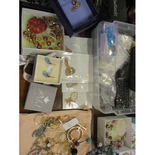 131 - A quantity of modern costume jewellery to include Honora, silver pendants, a silver and aquamarine c... 
