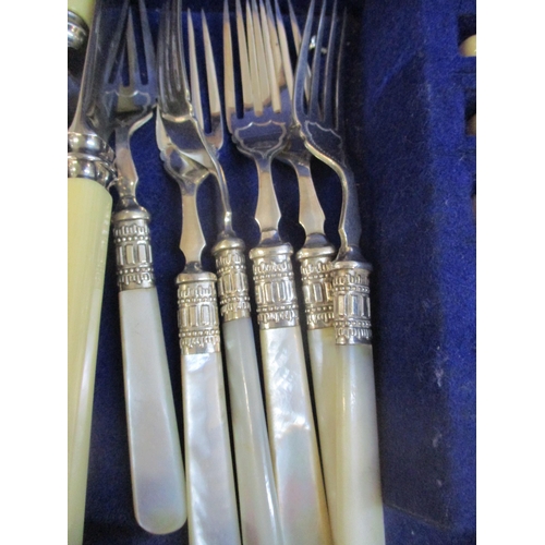 176 - A quantity of silver plated items to include an oak cased cutlery set, a twelve-piece fruit knife an... 