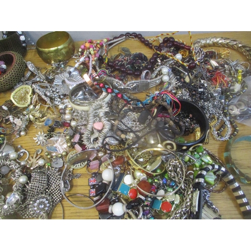 246 - Costume jewellery to include brooches, bangles, beaded necklaces and other items
Location: SR