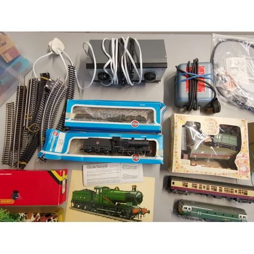 73 - A quantity of model railway related items to include two Airfix 00 Gauge locomotives
Location: 11:5