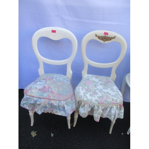 146 - A French style white painted kidney-shaped dressing table with a triptych mirror, together with matc... 