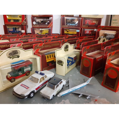 196 - A quantity of late 20th century diecast collectors vehicles, mostly boxed, to include Matchbox Model... 