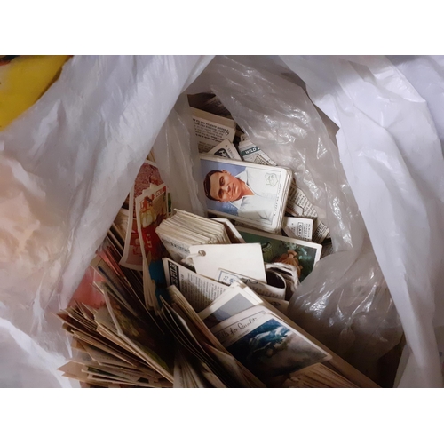 200 - A large quantity of early 20th century cigarette cards and 1970's tea collectors cards together with... 