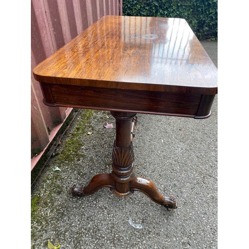 210 - A William IV rosewood centre table with a long frieze drawer, over twin turned carved columns with c... 