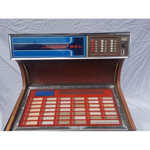 98 - An original vintage retro Jupiter 80L record / 45rpm single playing Jukebox, with push button, in re... 