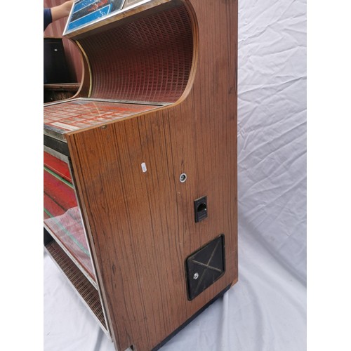 98 - An original vintage retro Jupiter 80L record / 45rpm single playing Jukebox, with push button, in re... 