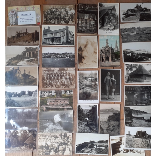 17 - A quantity of 1905-1970's postcards to include British Seaside, holiday, railway and church postcard... 