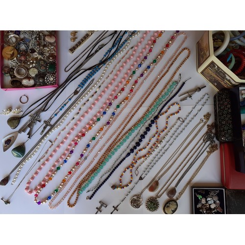 93 - Vintage costume jewellery to include a micro-mosaic brooch, 2 cameo brooches, a Mexican silver and a... 