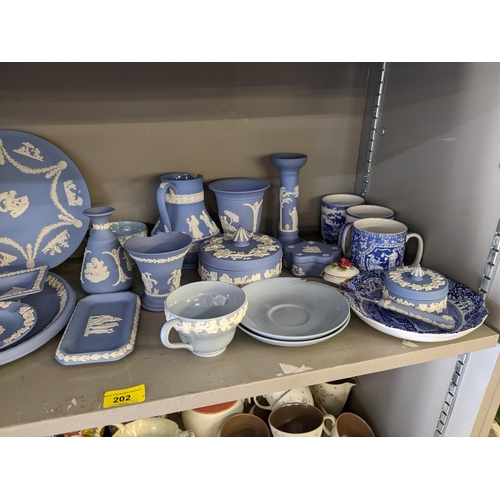 202 - A mixed lot to include Wedgwood Jasperware, Posy vase, Nick Munro glass, Murano swan and other items... 