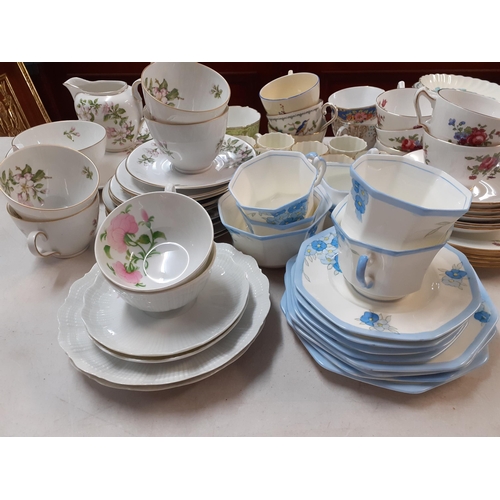 134 - Mixed part tea and coffee sets to include Bavarian Franconia, Limoges Giraud, Fenton, Royal Doulton ... 