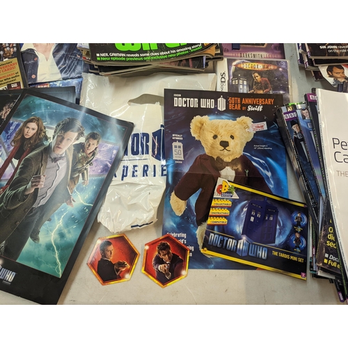 171 - A mixed lot of Doctor Who related items to include a quantity of the Doctor Who magazines, posters, ... 