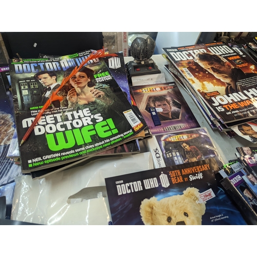 171 - A mixed lot of Doctor Who related items to include a quantity of the Doctor Who magazines, posters, ... 