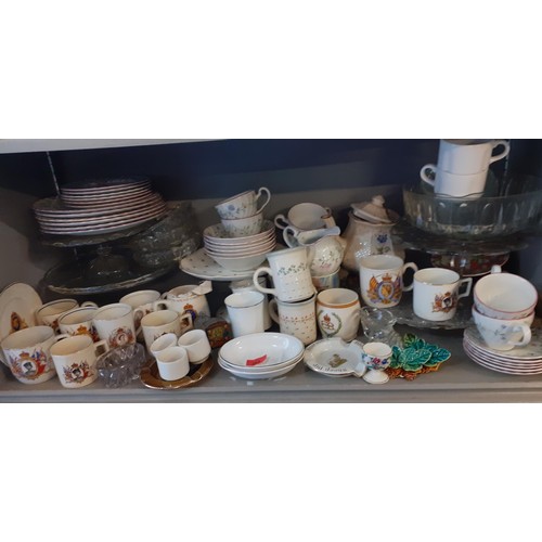 426 - A mixed lot - vintage kitchenware to include an English Ironstone Tableware Ltd part dinner service,... 