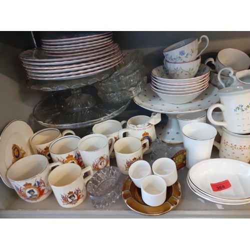 426 - A mixed lot - vintage kitchenware to include an English Ironstone Tableware Ltd part dinner service,... 