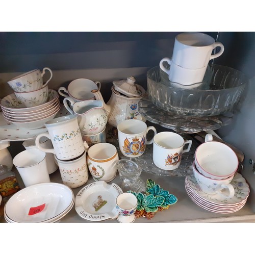 426 - A mixed lot - vintage kitchenware to include an English Ironstone Tableware Ltd part dinner service,... 