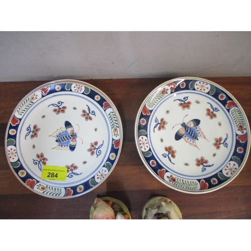 284 - A mixed lot to include a Russian lacquered box, six Delft plates, and two Goebel Hummel figurines Lo... 