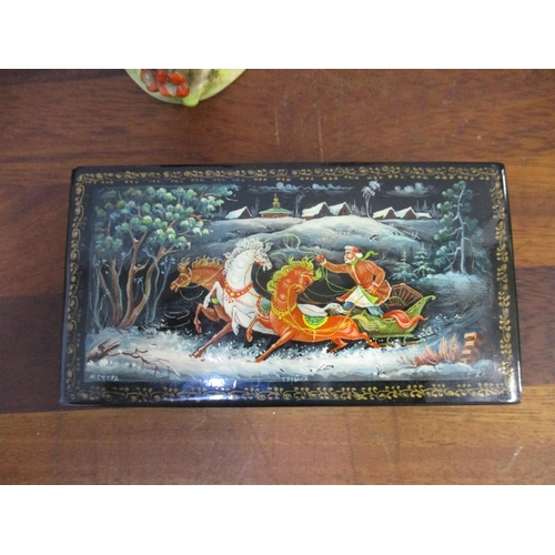 284 - A mixed lot to include a Russian lacquered box, six Delft plates, and two Goebel Hummel figurines Lo... 