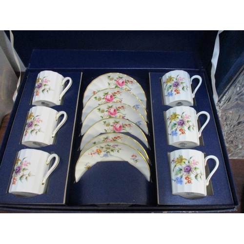 287 - A mixed lot of ceramics and glass to include a cased Royal Worcester Roanoke coffee cups and saucers... 