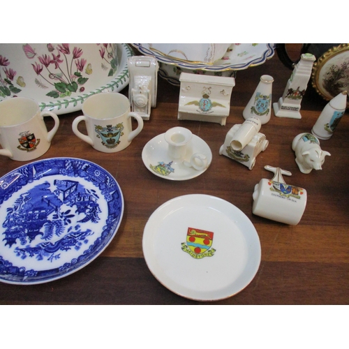 287 - A mixed lot of ceramics and glass to include a cased Royal Worcester Roanoke coffee cups and saucers... 