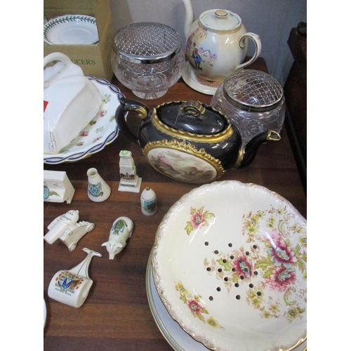 287 - A mixed lot of ceramics and glass to include a cased Royal Worcester Roanoke coffee cups and saucers... 