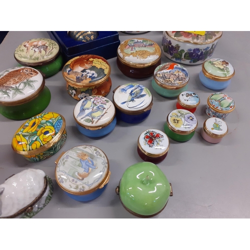 431 - A quantity of enamelled, porcelain and ceramic pill and trinket boxes to include a Halcyon Days 'Sco... 