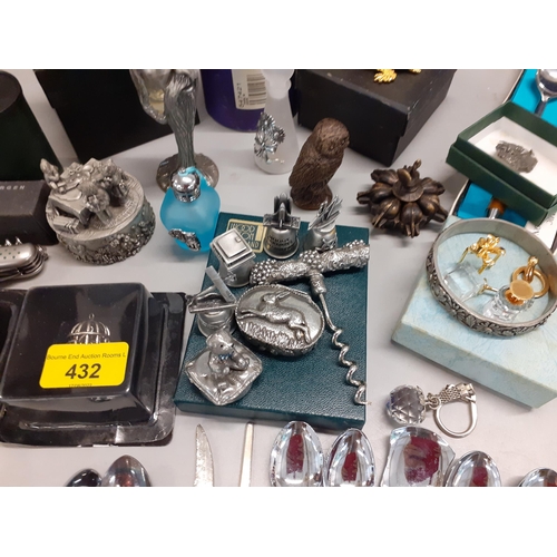 432 - Small metallic and glass collectables to include scent bottles, pewter boxes and collectors spoons
L... 