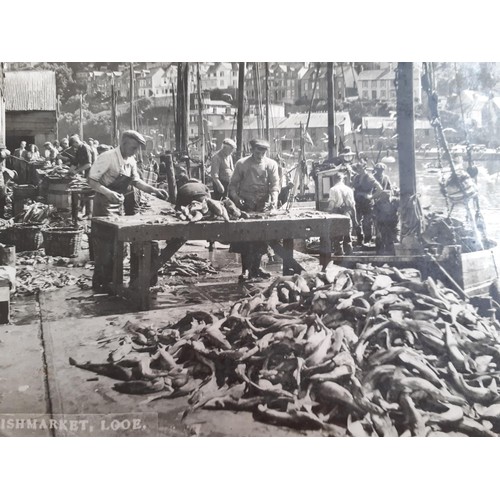 294 - A quantity of mainly late 20th century holiday postcards from towns and tourist sites beginning with... 