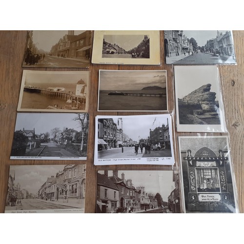 294 - A quantity of mainly late 20th century holiday postcards from towns and tourist sites beginning with... 