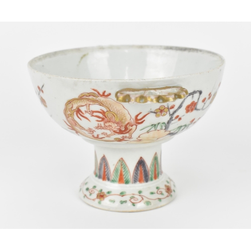 15 - A Chinese Qing dynasty Famille Verte porcelain stem cup, 18th century, probably Kangxi period (1661-... 