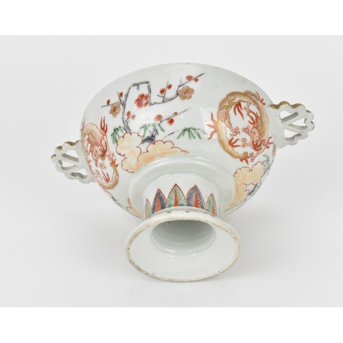 15 - A Chinese Qing dynasty Famille Verte porcelain stem cup, 18th century, probably Kangxi period (1661-... 