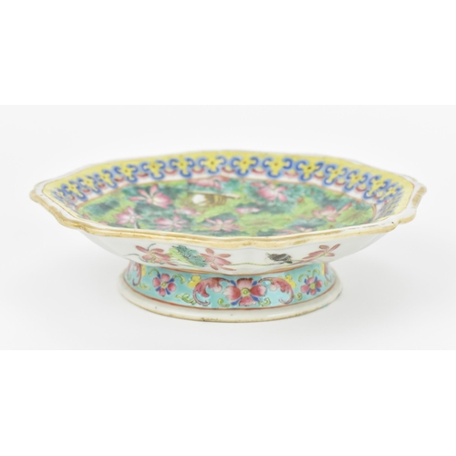 16 - A Chinese Qing dynasty porcelain footed dish, 19th century, Tongzhi period (1856-1875), of lobbed oc... 