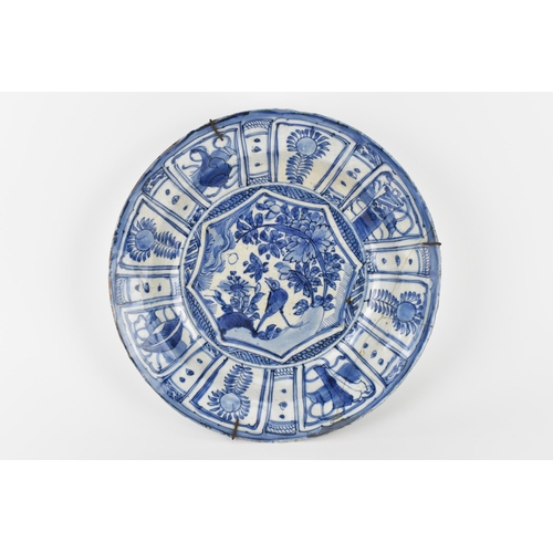 19 - A Chinese Qing dynasty blue and white porcelain kraak dish, 18th century, of circular form with cent... 