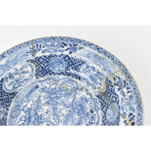 19 - A Chinese Qing dynasty blue and white porcelain kraak dish, 18th century, of circular form with cent... 