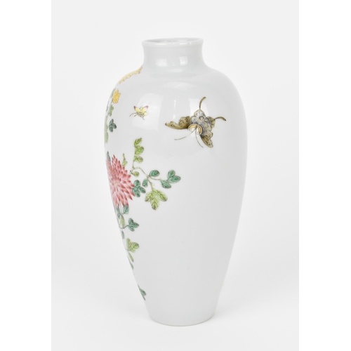 6 - A Chinese Qing dynasty Famille Rose porcelain vase, Yongzheng period (1723-1735), of ovoid form with... 